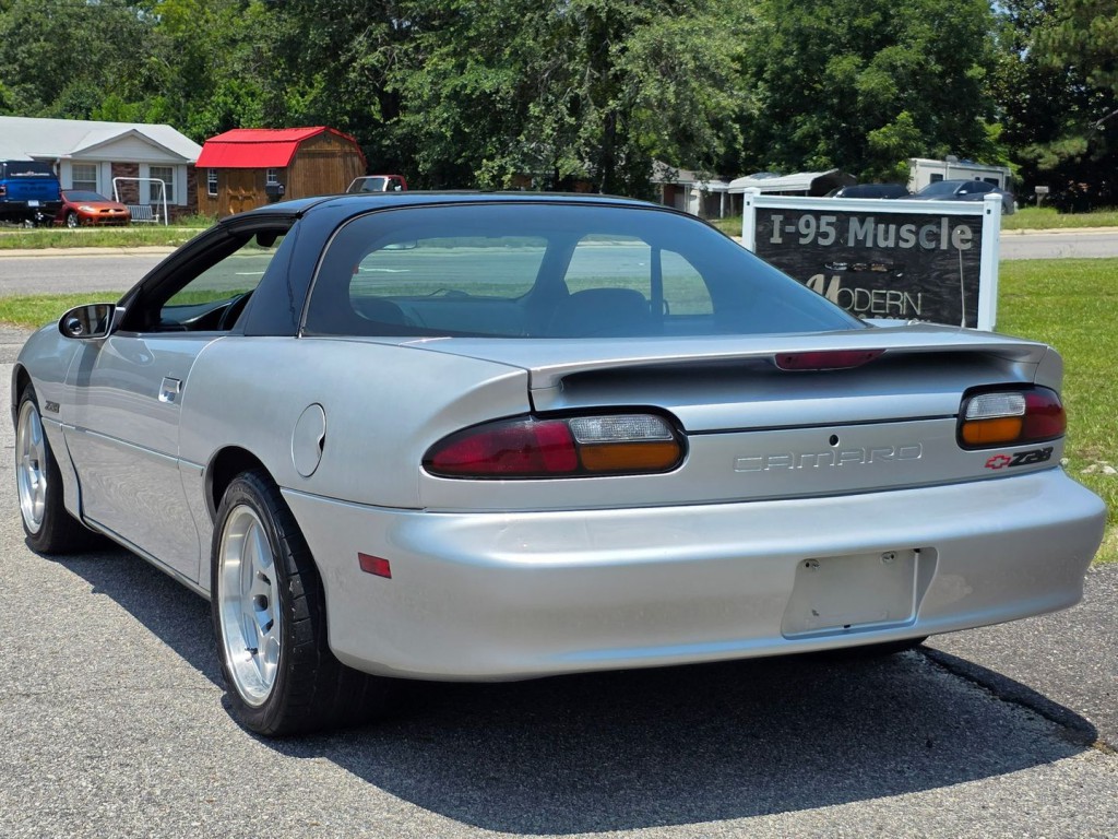 2002 Chevrolet Camaro Image 10