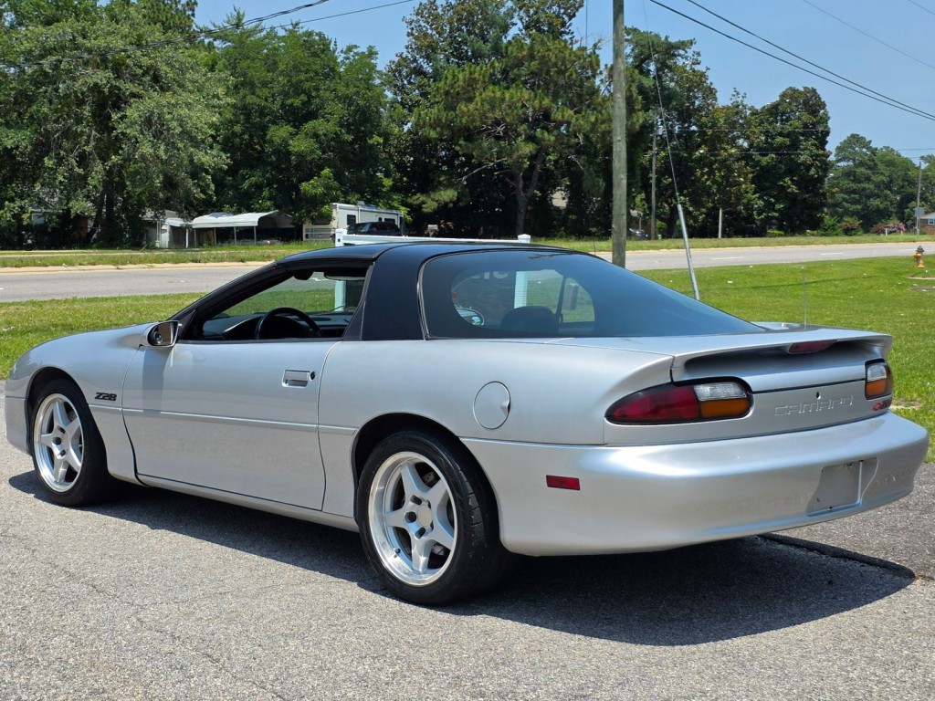 2002 Chevrolet Camaro Image 11