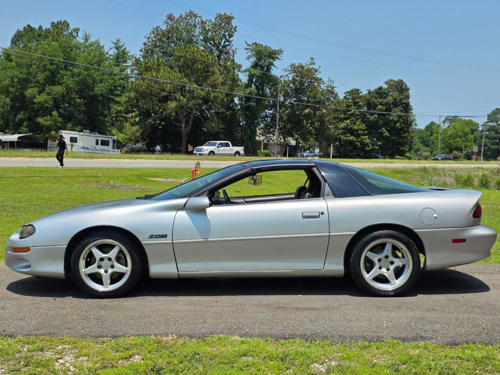 2002 Chevrolet Camaro Image 12