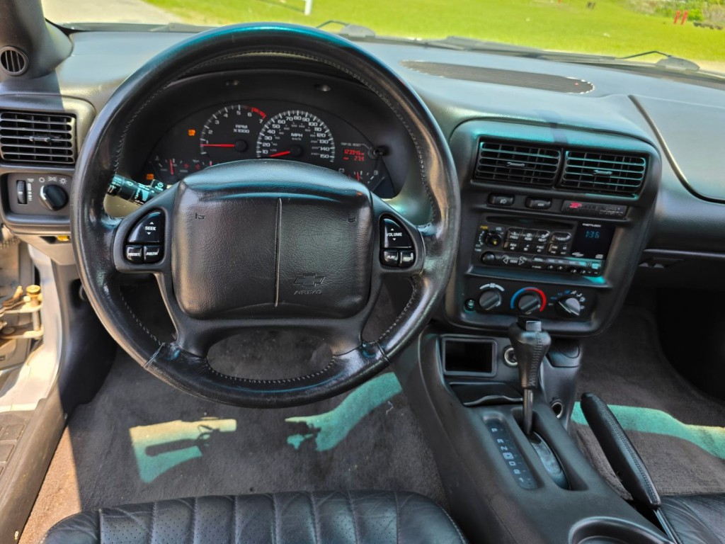 2002 Chevrolet Camaro Image 17