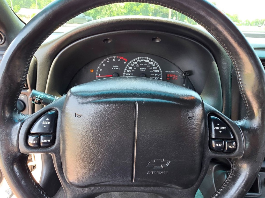 2002 Chevrolet Camaro Image 18