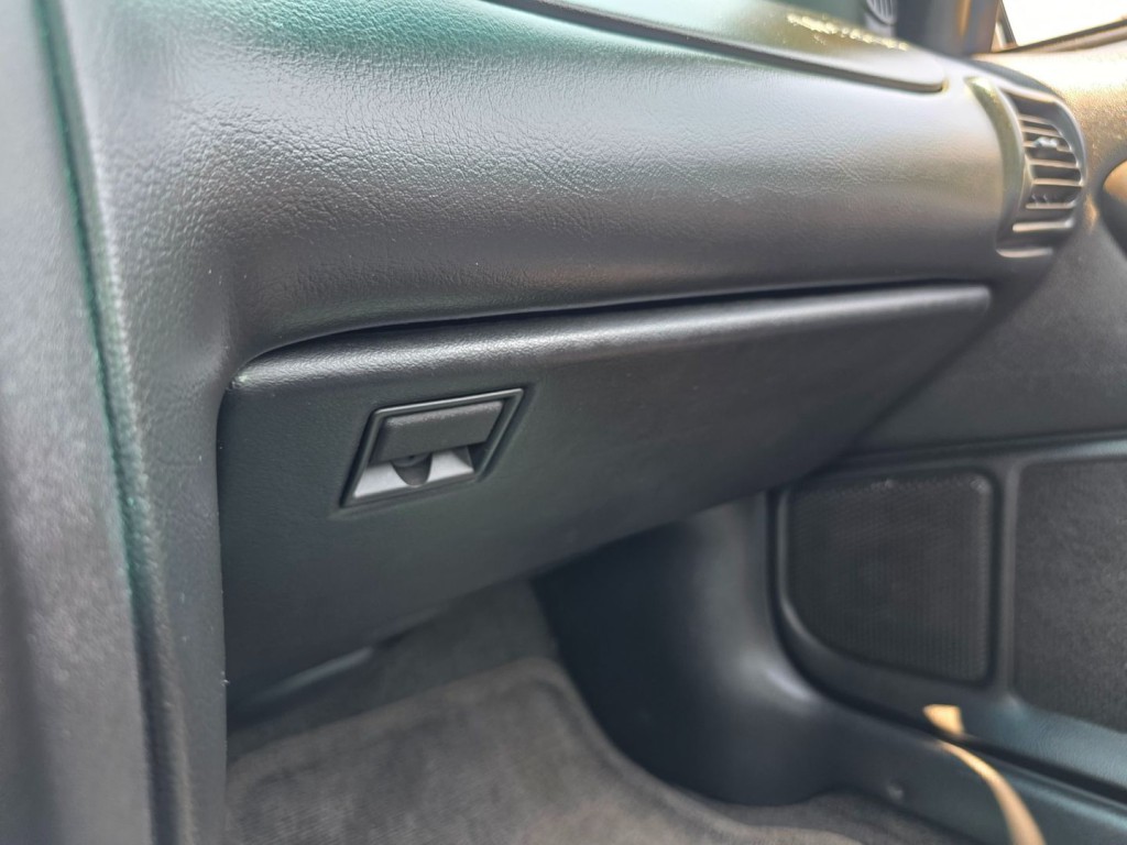 2002 Chevrolet Camaro Image 22