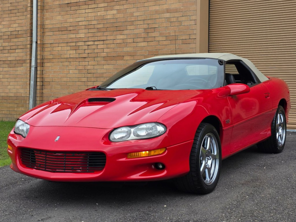 2000 Chevrolet Camaro Image 2