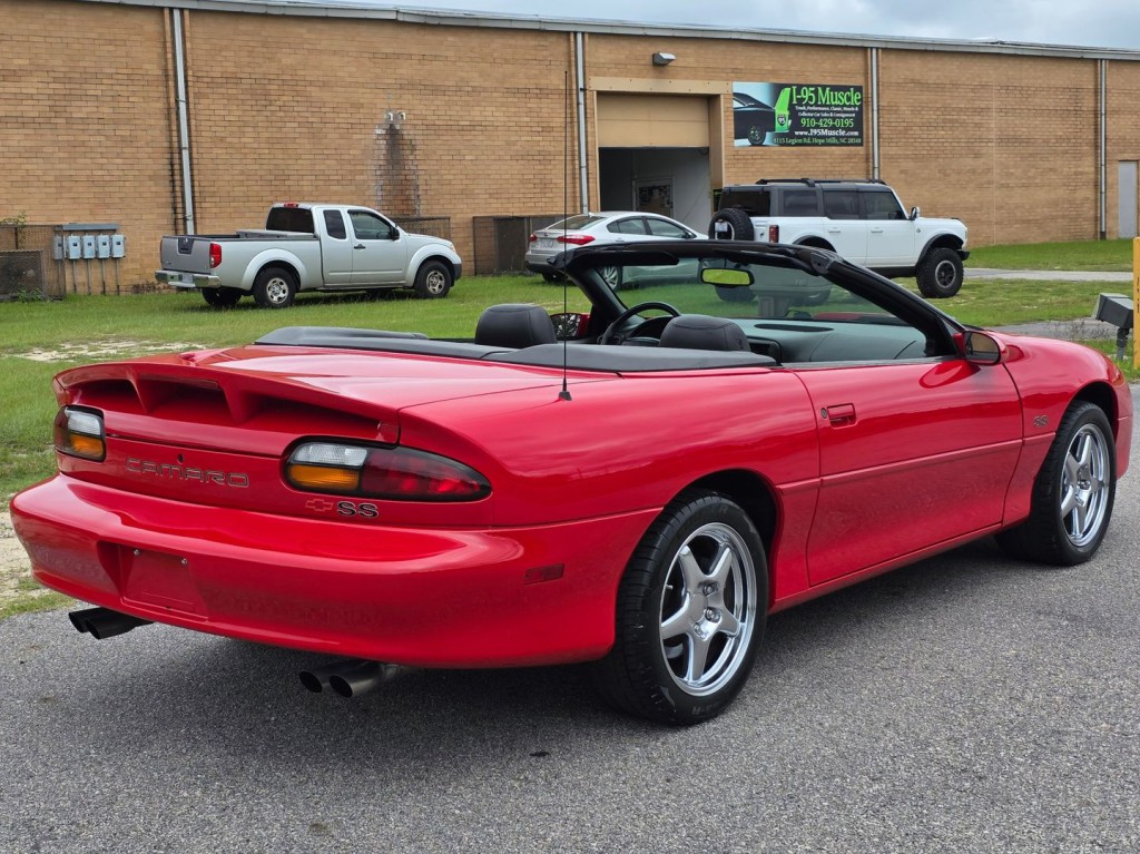 2000 Chevrolet Camaro Image 8