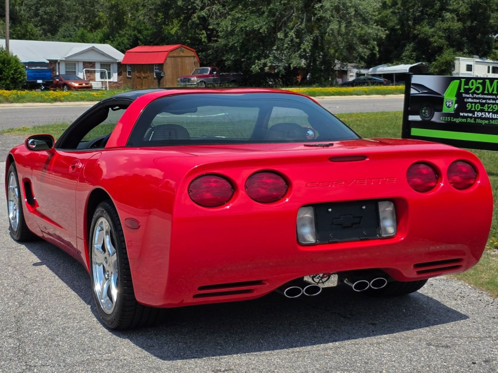 2004 Chevrolet Corvette Image 10