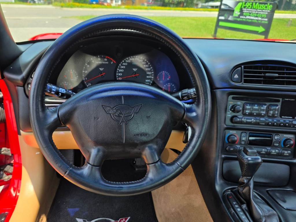 2004 Chevrolet Corvette Image 17