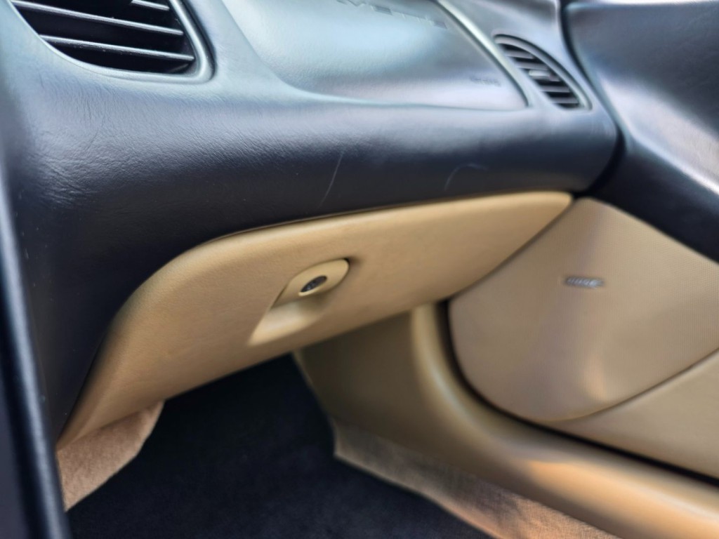 2004 Chevrolet Corvette Image 21