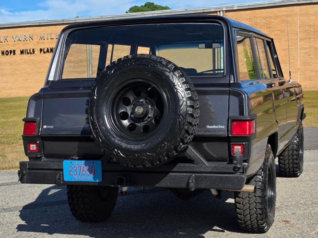 1974 Jeep Wagoneer Image 8