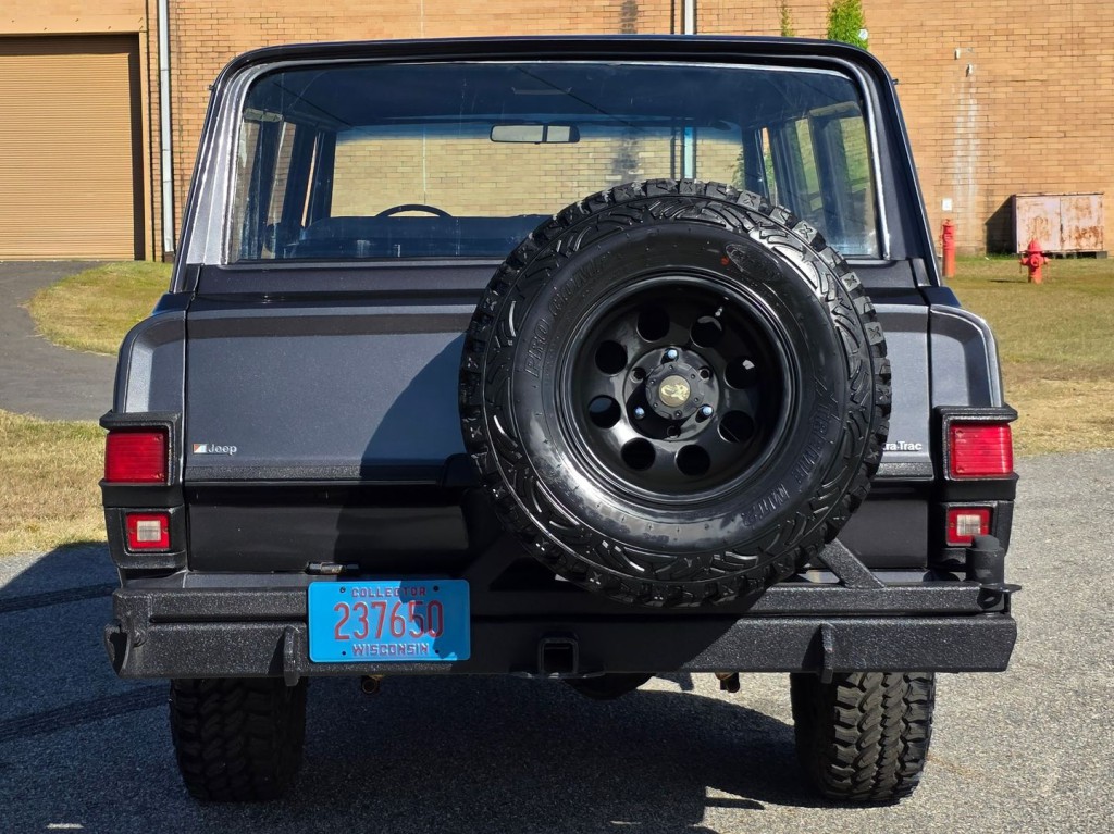 1974 Jeep Wagoneer Image 9