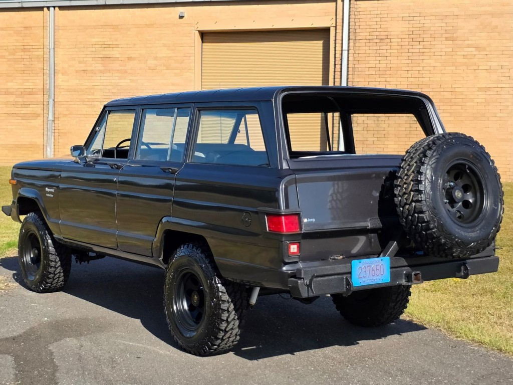 1974 Jeep Wagoneer Image 11