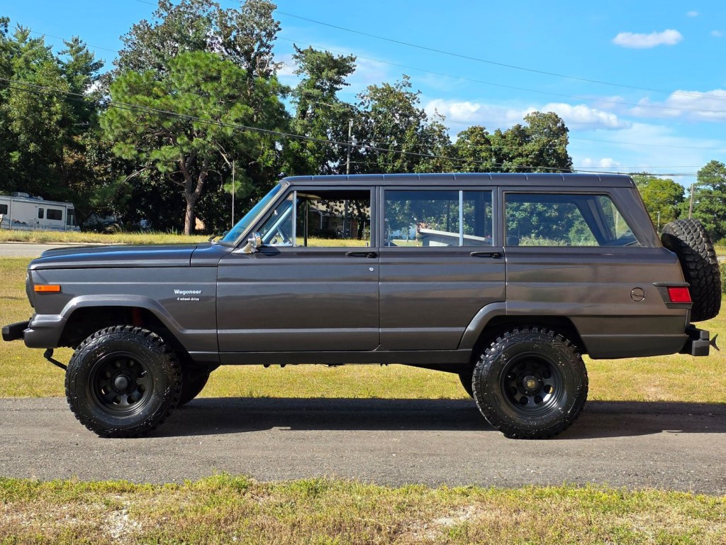 1974 Jeep Wagoneer Image 12