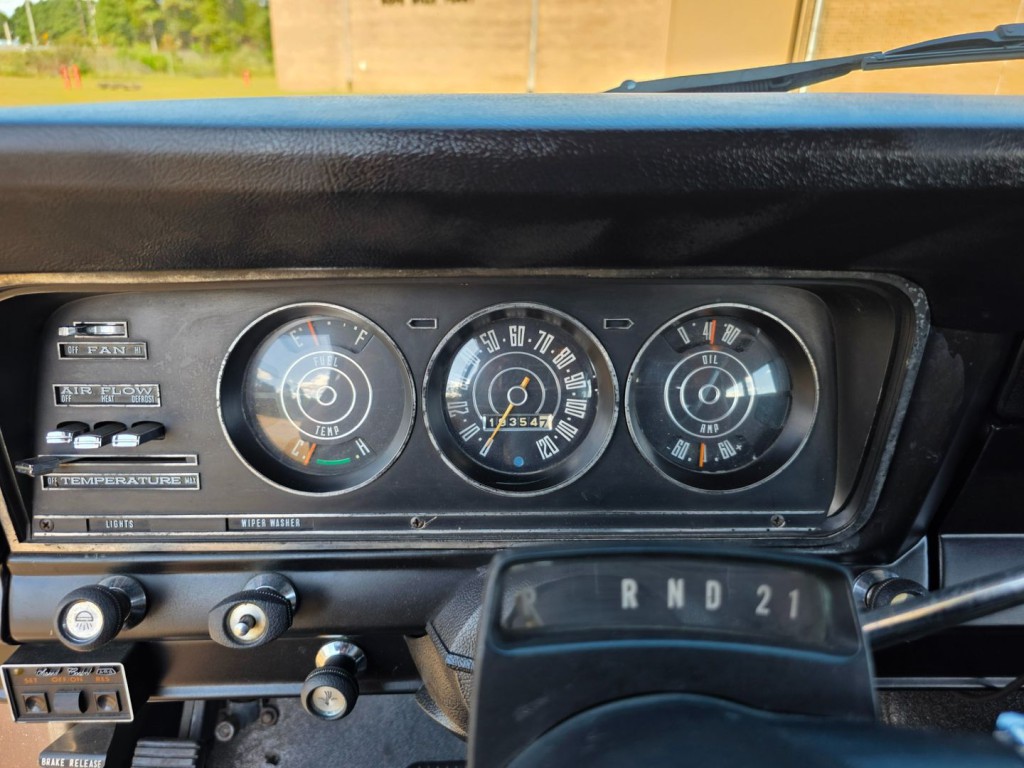 1974 Jeep Wagoneer Image 18