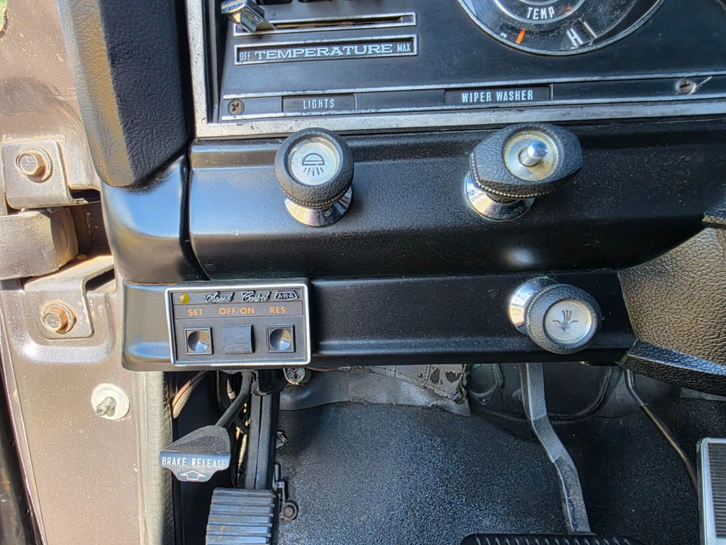 1974 Jeep Wagoneer Image 19