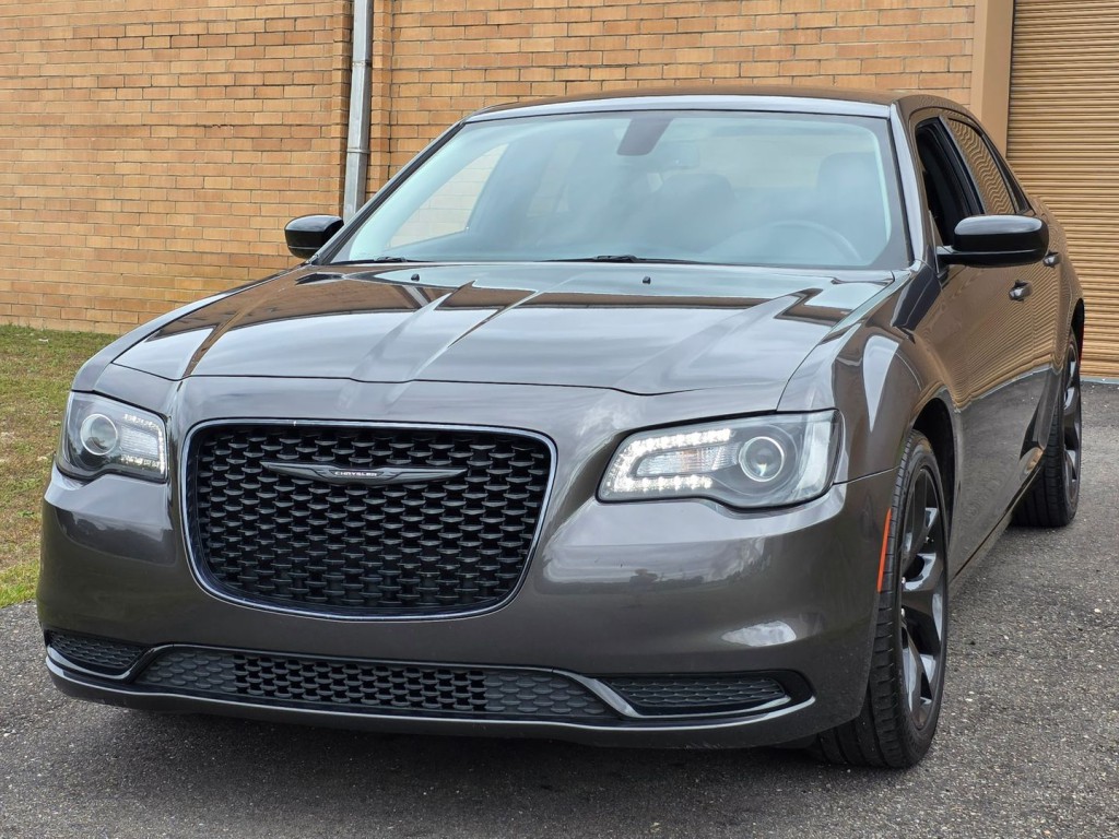 2022 Chrysler 300 Image 2