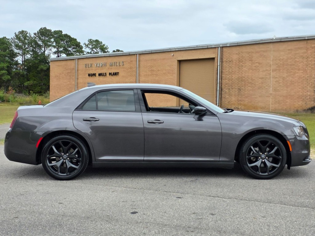 2022 Chrysler 300 Image 6