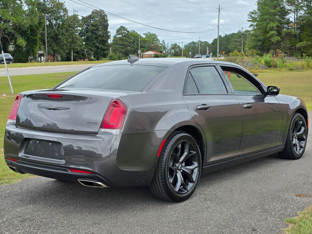2022 Chrysler 300 Image 7