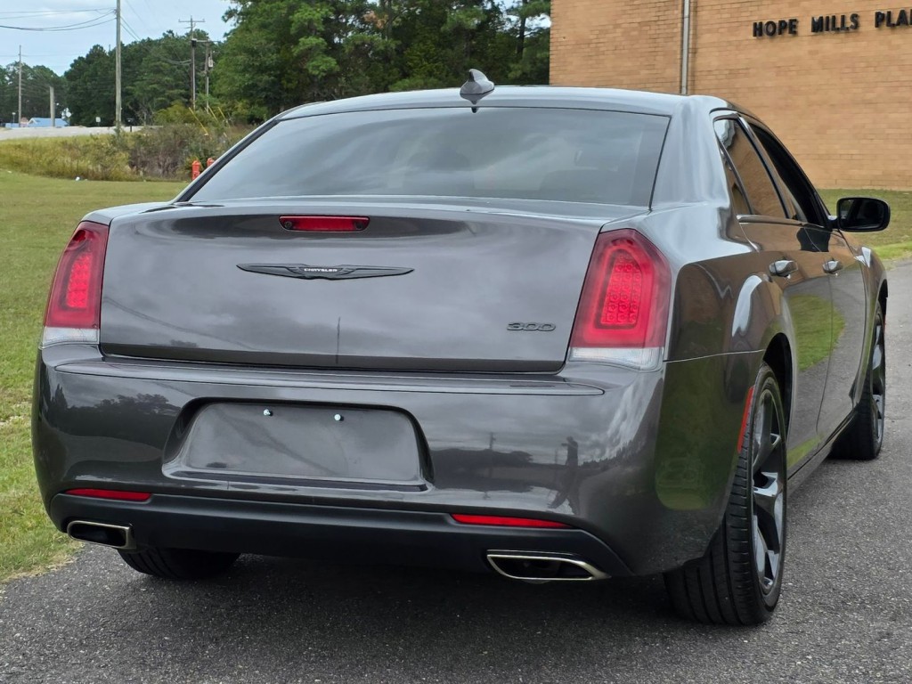 2022 Chrysler 300 Image 8