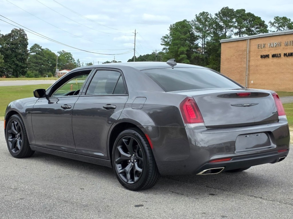 2022 Chrysler 300 Image 11