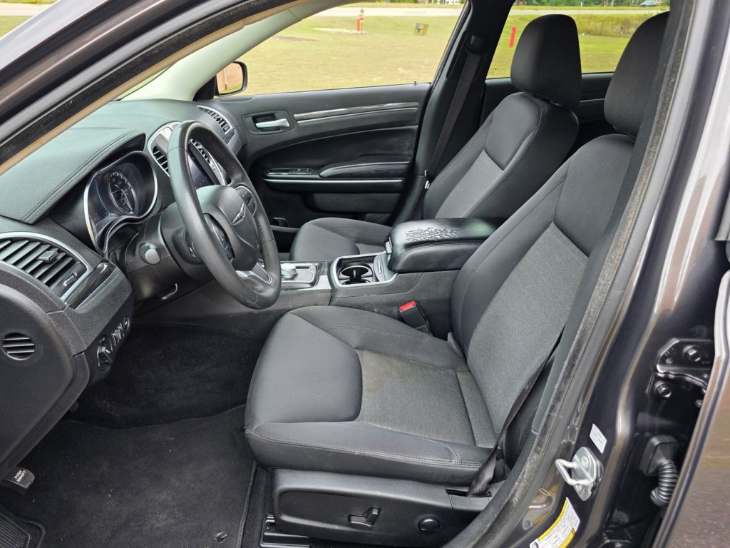 2022 Chrysler 300 Image 15