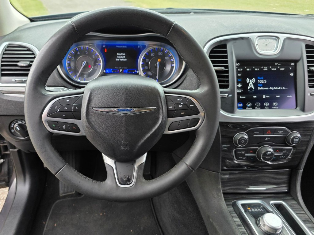 2022 Chrysler 300 Image 17