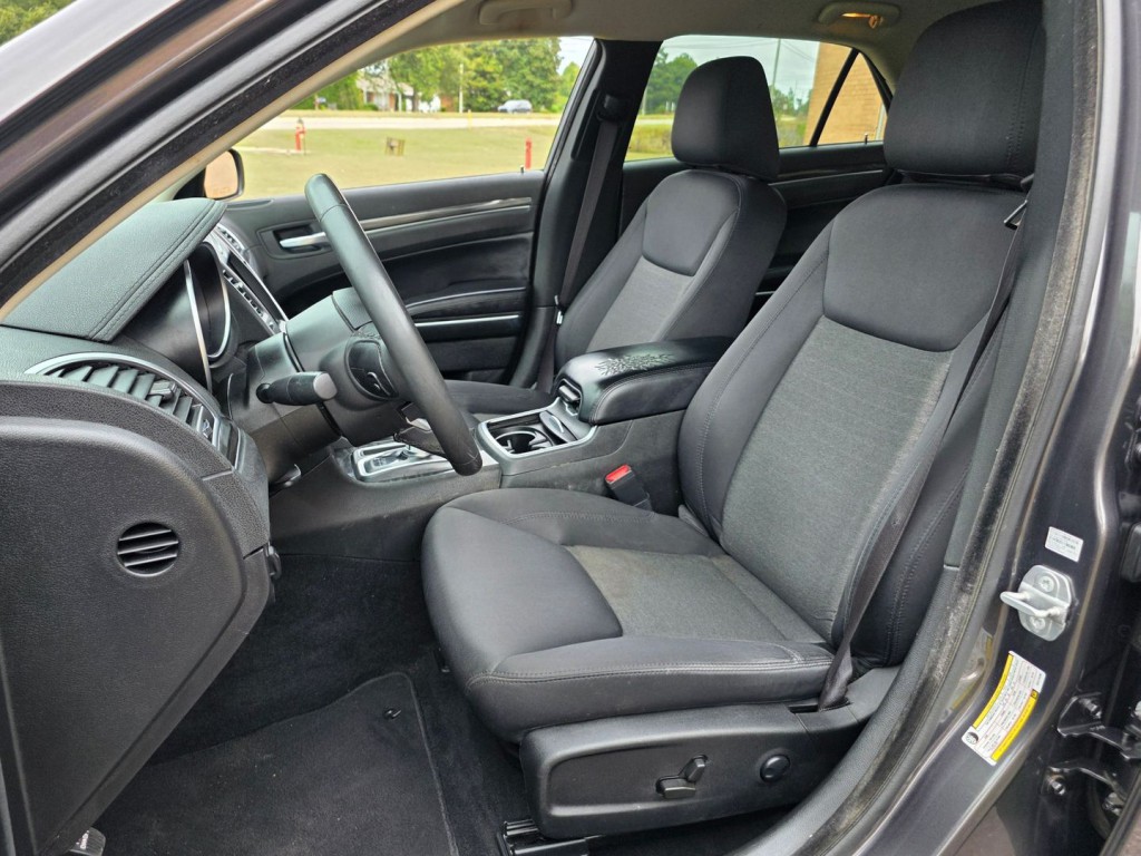 2022 Chrysler 300 Image 28