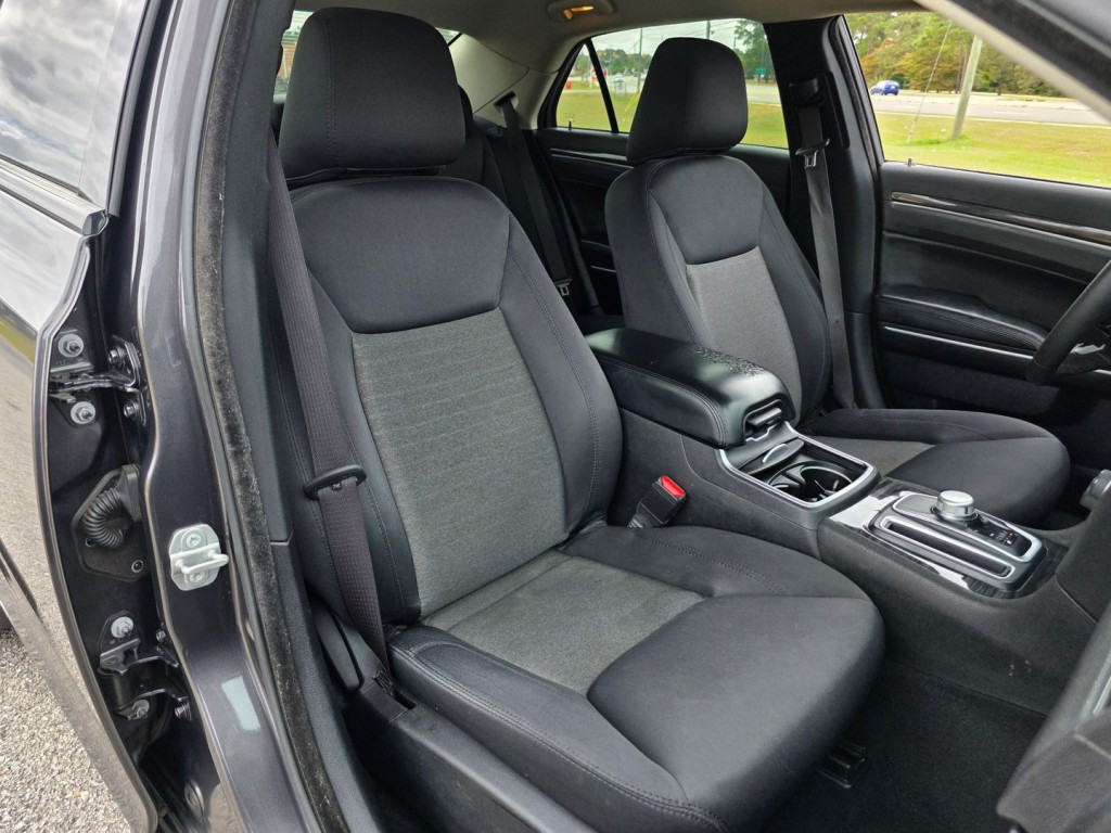 2022 Chrysler 300 Image 31