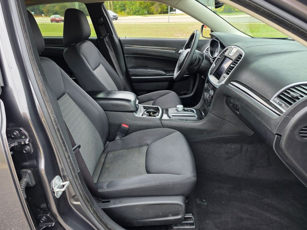 2022 Chrysler 300 Image 32