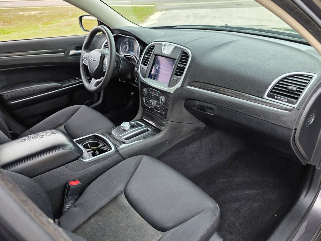 2022 Chrysler 300 Image 33