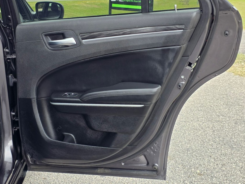 2022 Chrysler 300 Image 38