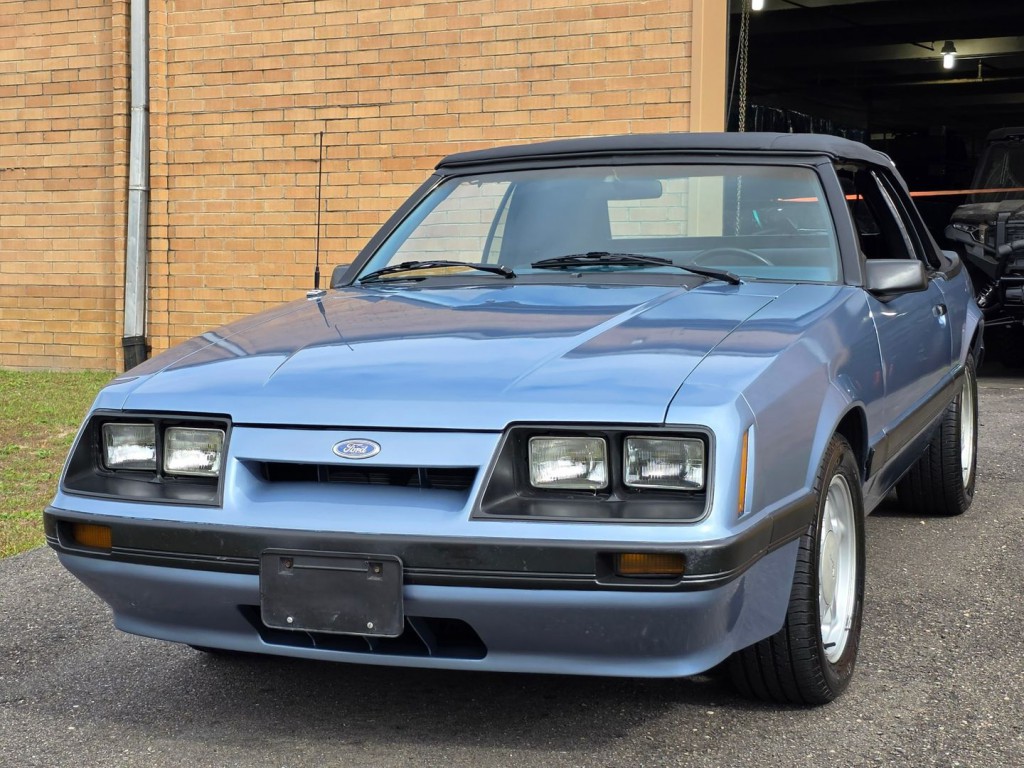 1986 Ford Mustang Image 2