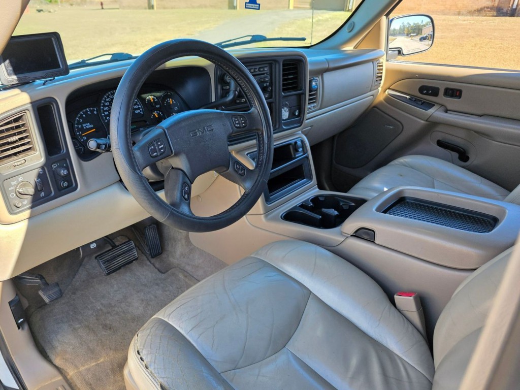 2005 GMC Yukon Image 16