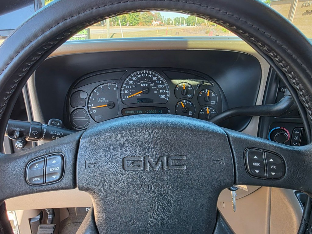 2005 GMC Yukon Image 18
