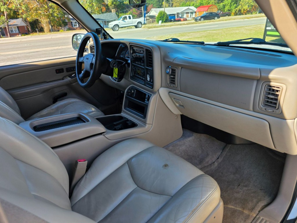 2005 GMC Yukon Image 34