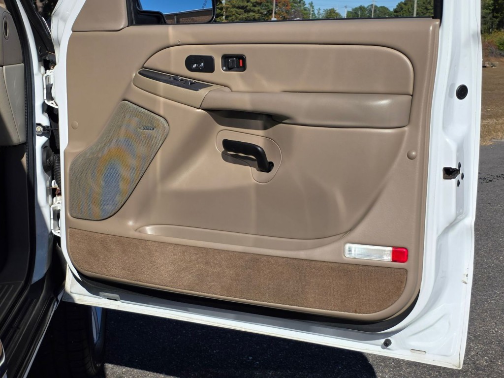 2005 GMC Yukon Image 40