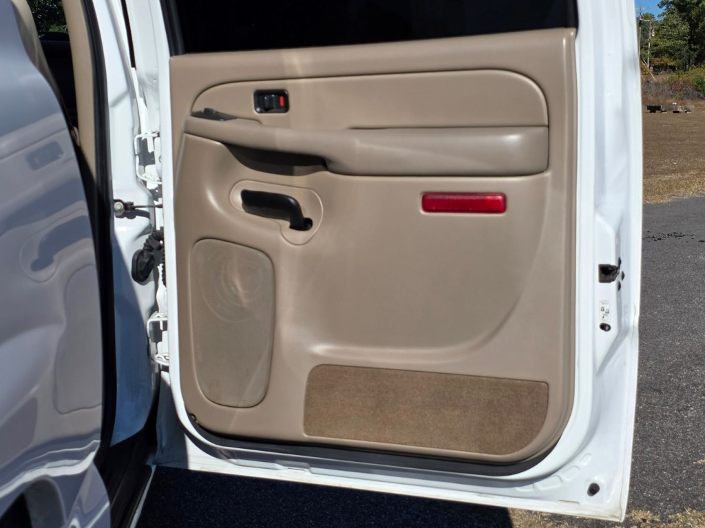 2005 GMC Yukon Image 42