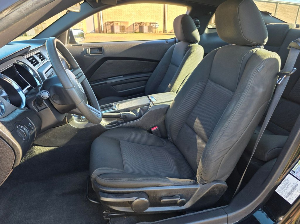 2010 Ford Mustang Image 14