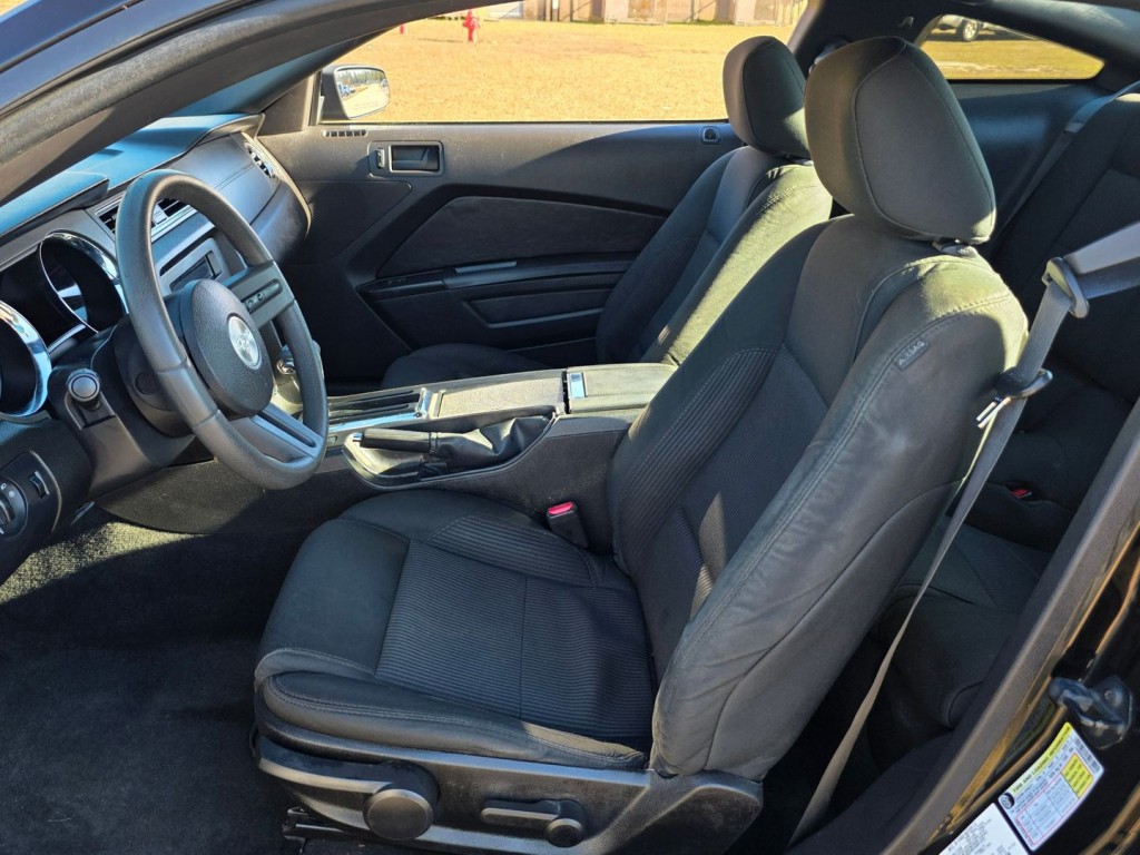 2010 Ford Mustang Image 15