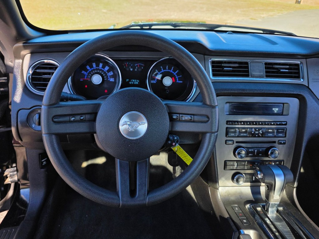 2010 Ford Mustang Image 17