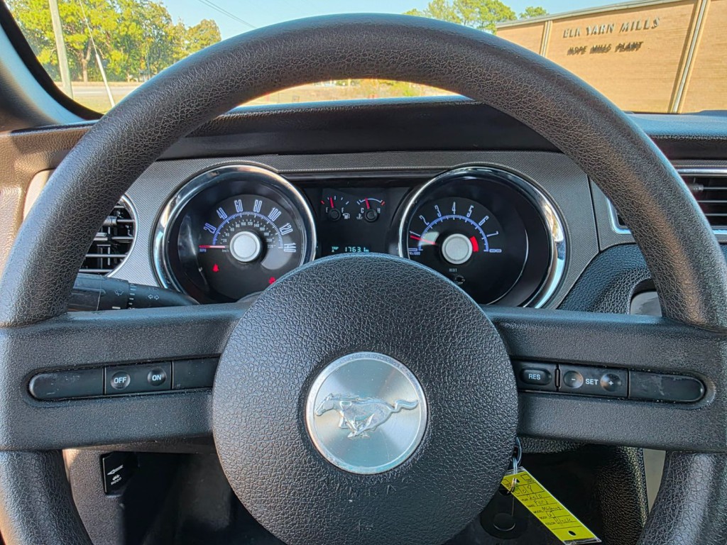 2010 Ford Mustang Image 18