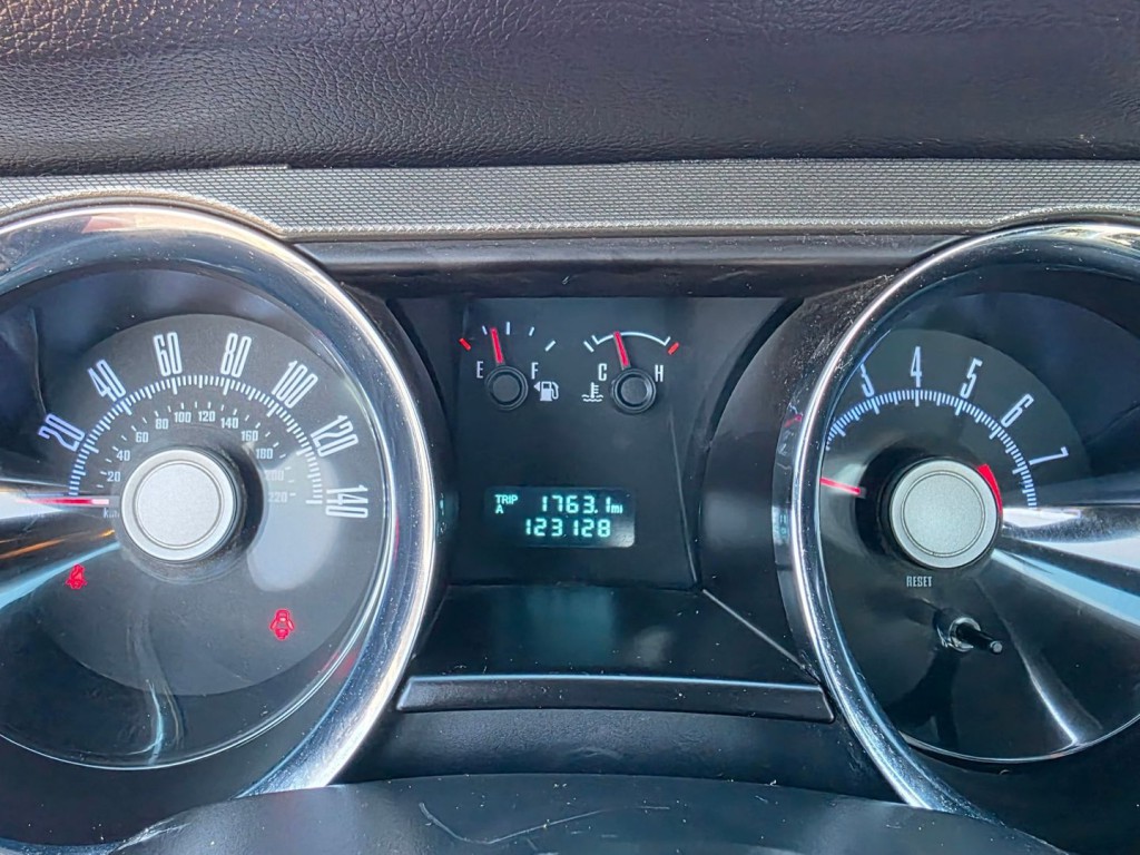 2010 Ford Mustang Image 19