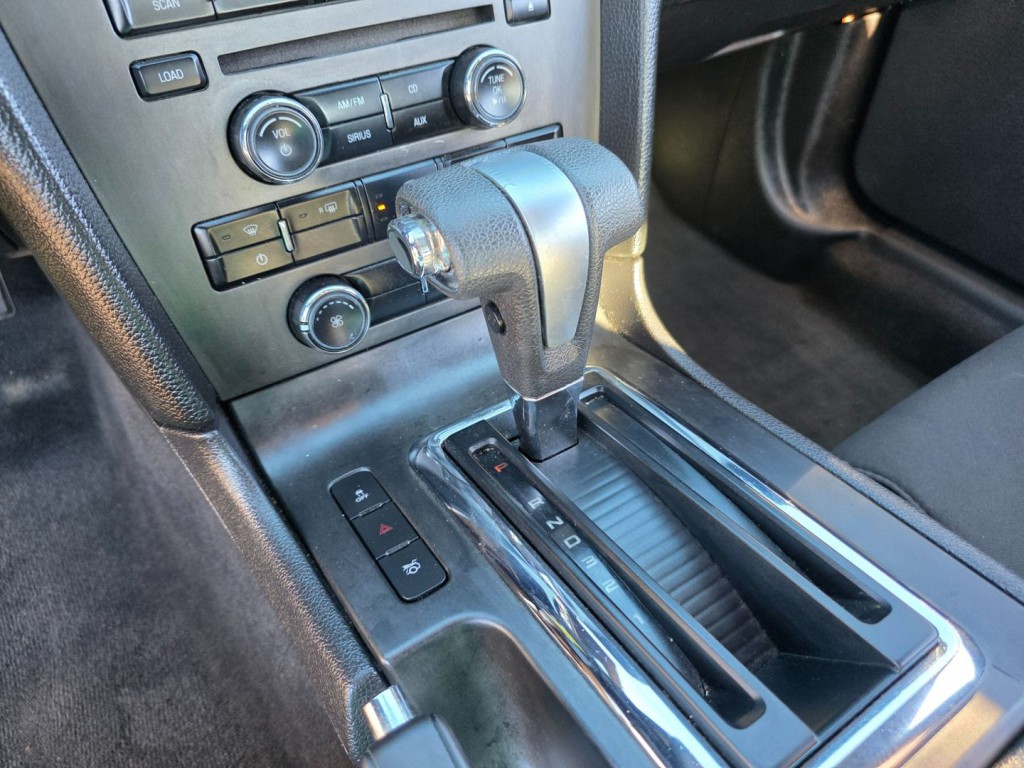 2010 Ford Mustang Image 21