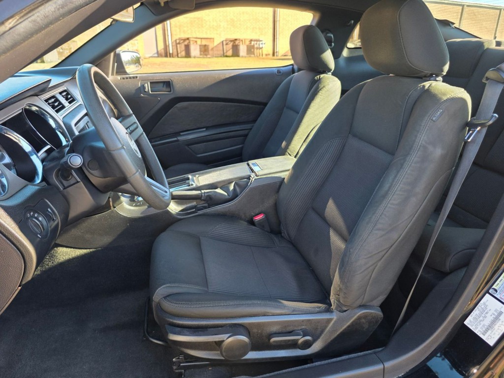 2010 Ford Mustang Image 26