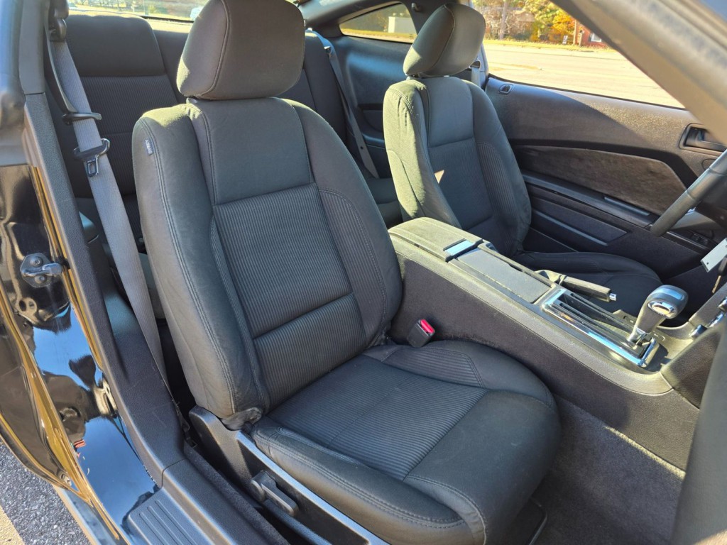2010 Ford Mustang Image 29