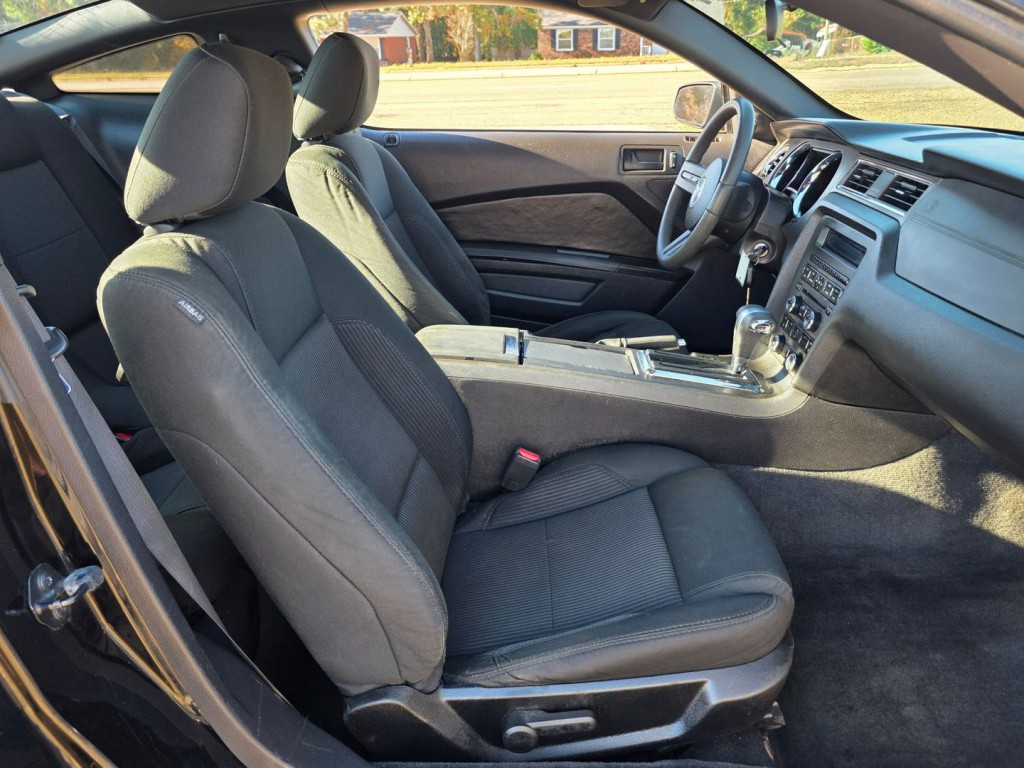 2010 Ford Mustang Image 30