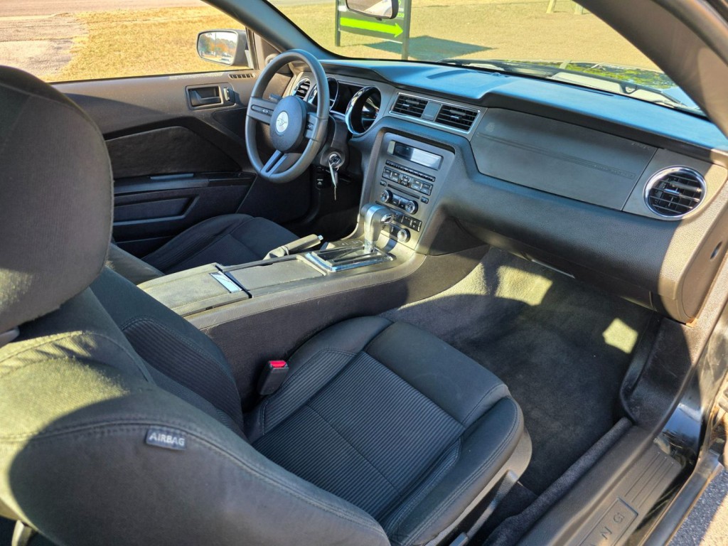 2010 Ford Mustang Image 31