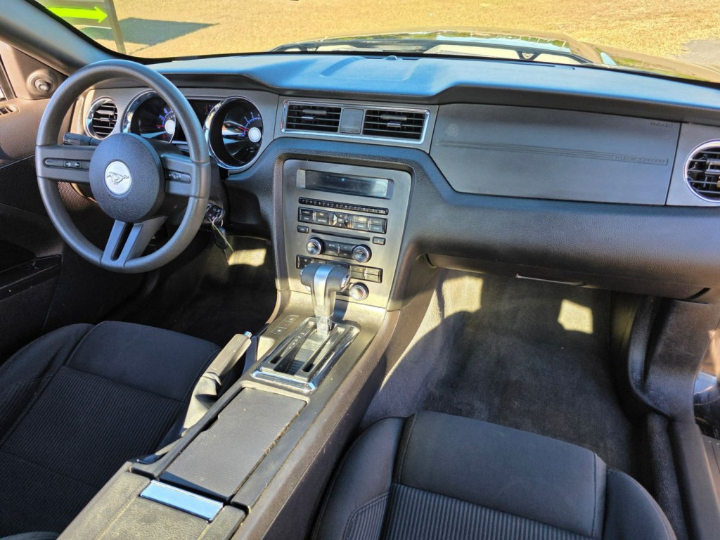2010 Ford Mustang Image 32