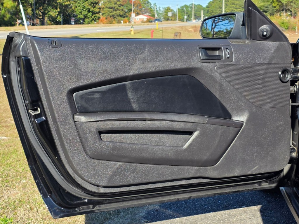 2010 Ford Mustang Image 35