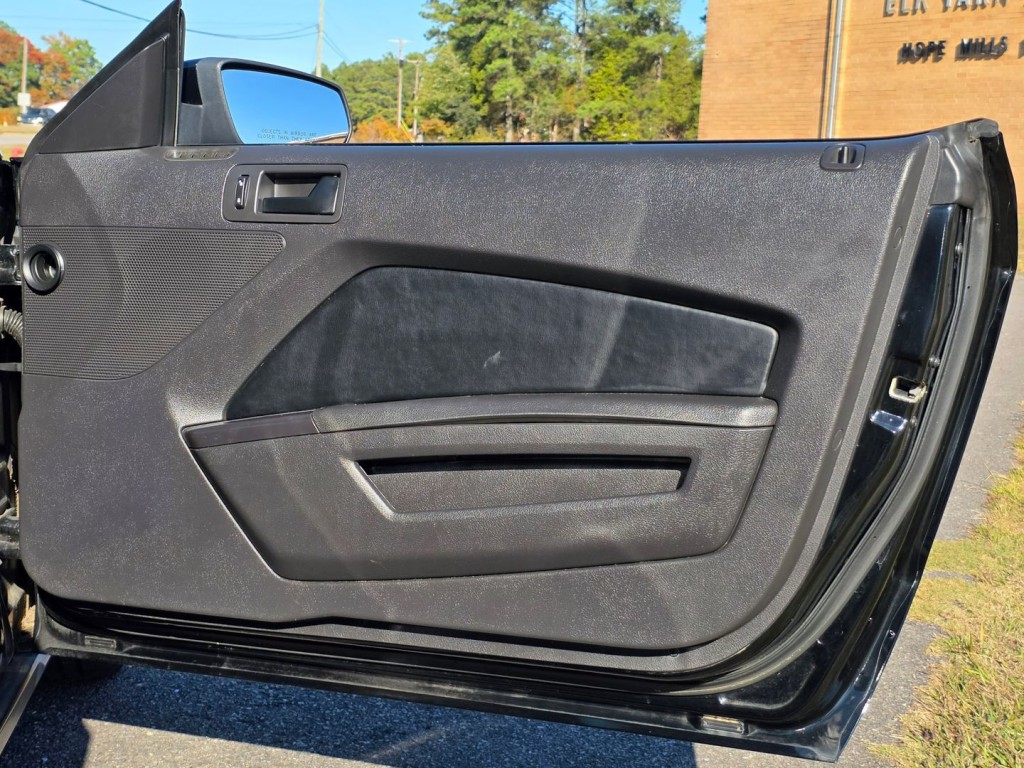 2010 Ford Mustang Image 36