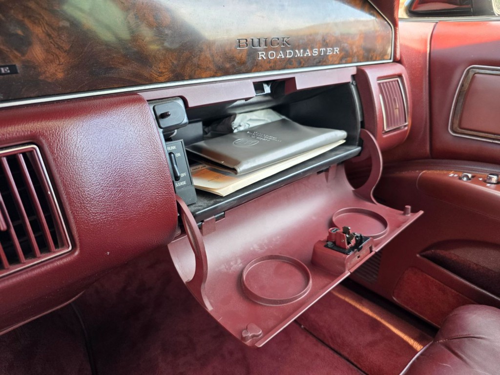 1992 Buick Roadmaster Image 24