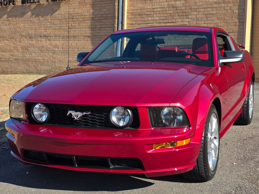 2006 Ford Mustang Image 2
